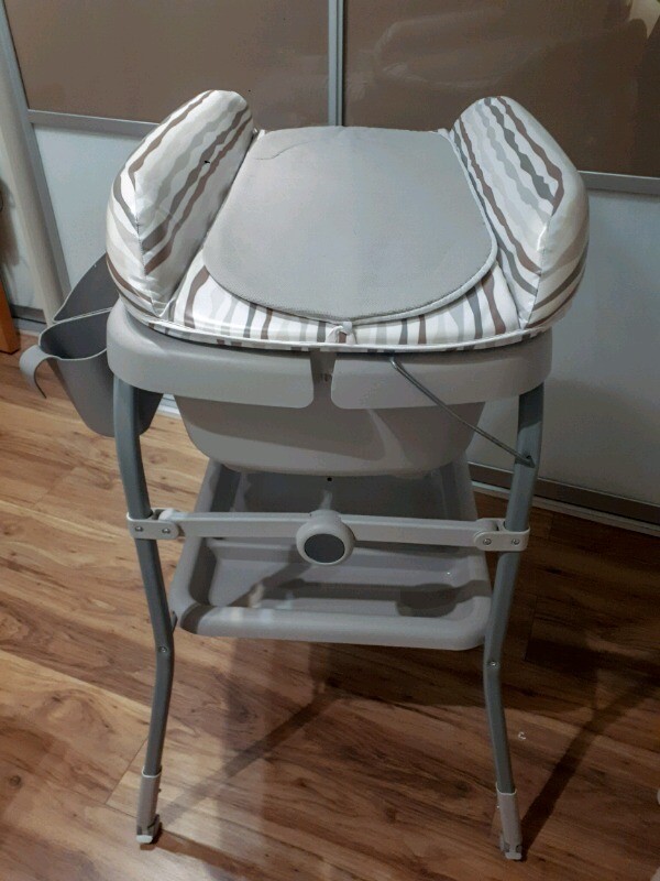chicco cuddle & bubble comfort baby bath and changing table